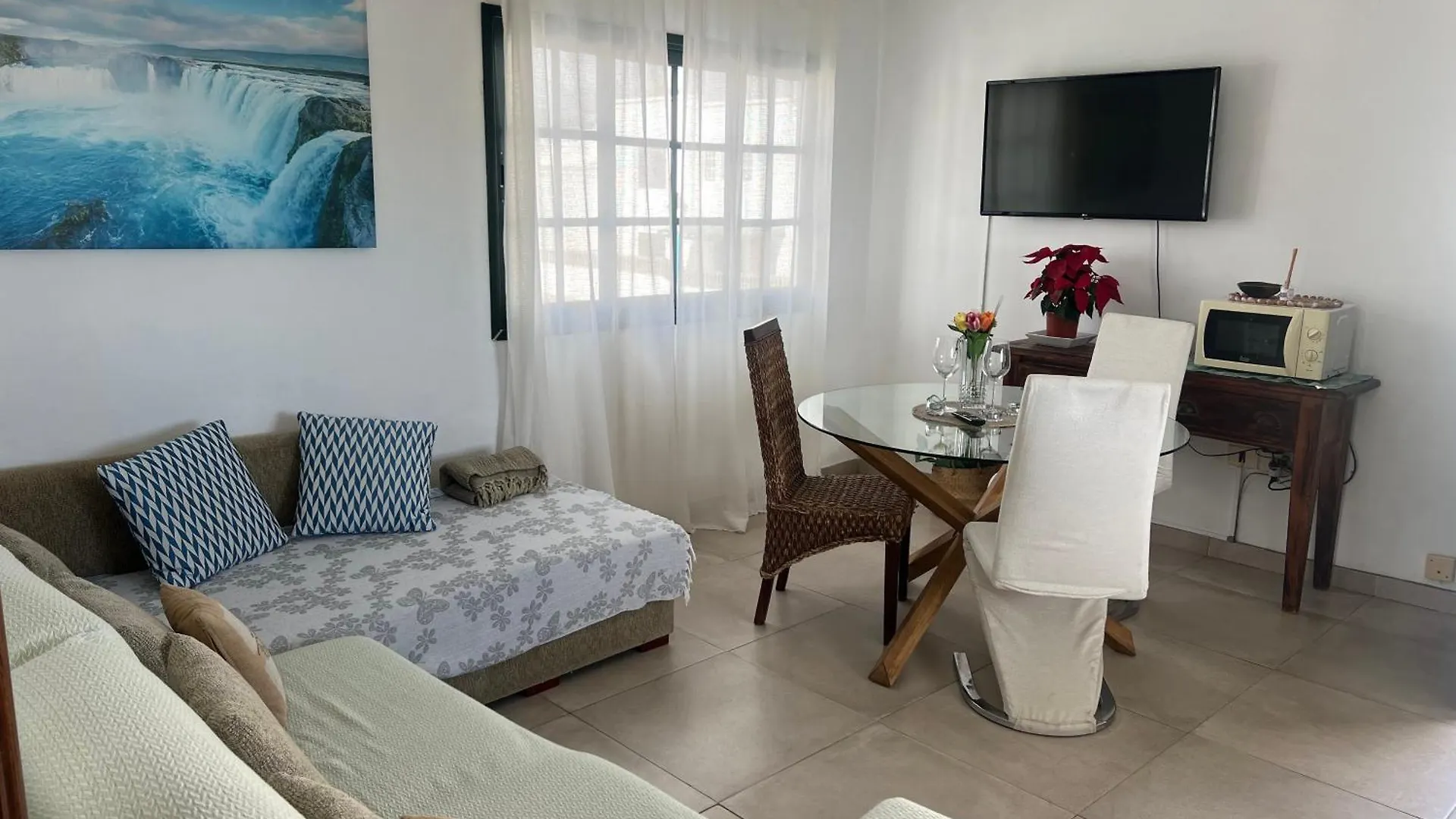 Las Rosas Apartment (Adults Only) contacts